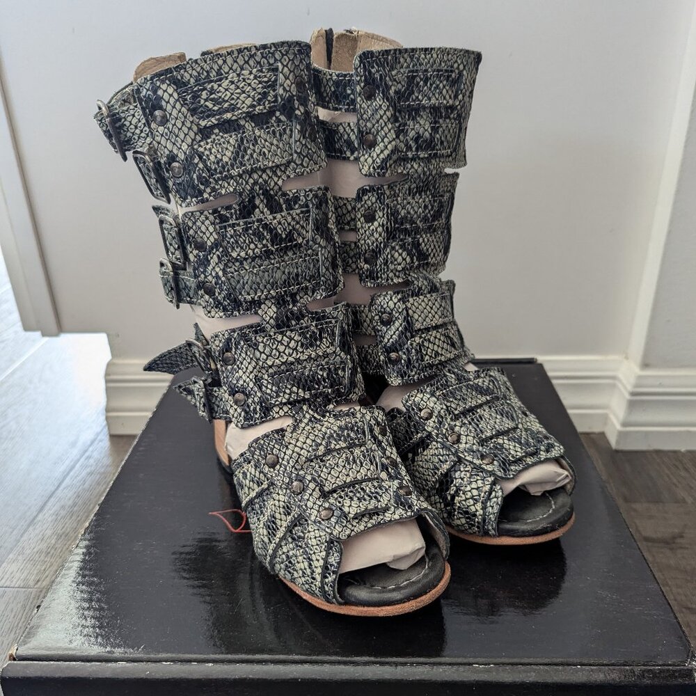 Freebird Zane in Olive Snake